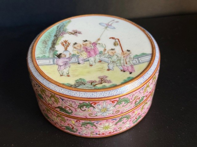 Box porcelain Famille Rose finely decorated with childrens game  -China 20th century